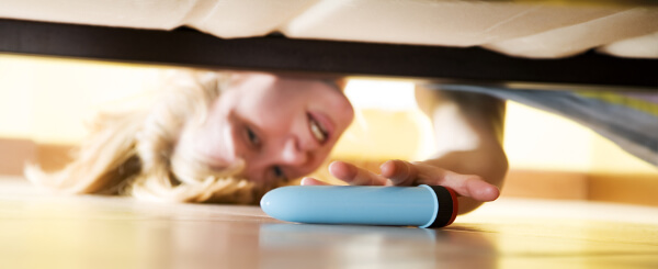Vibrador bajo la cama